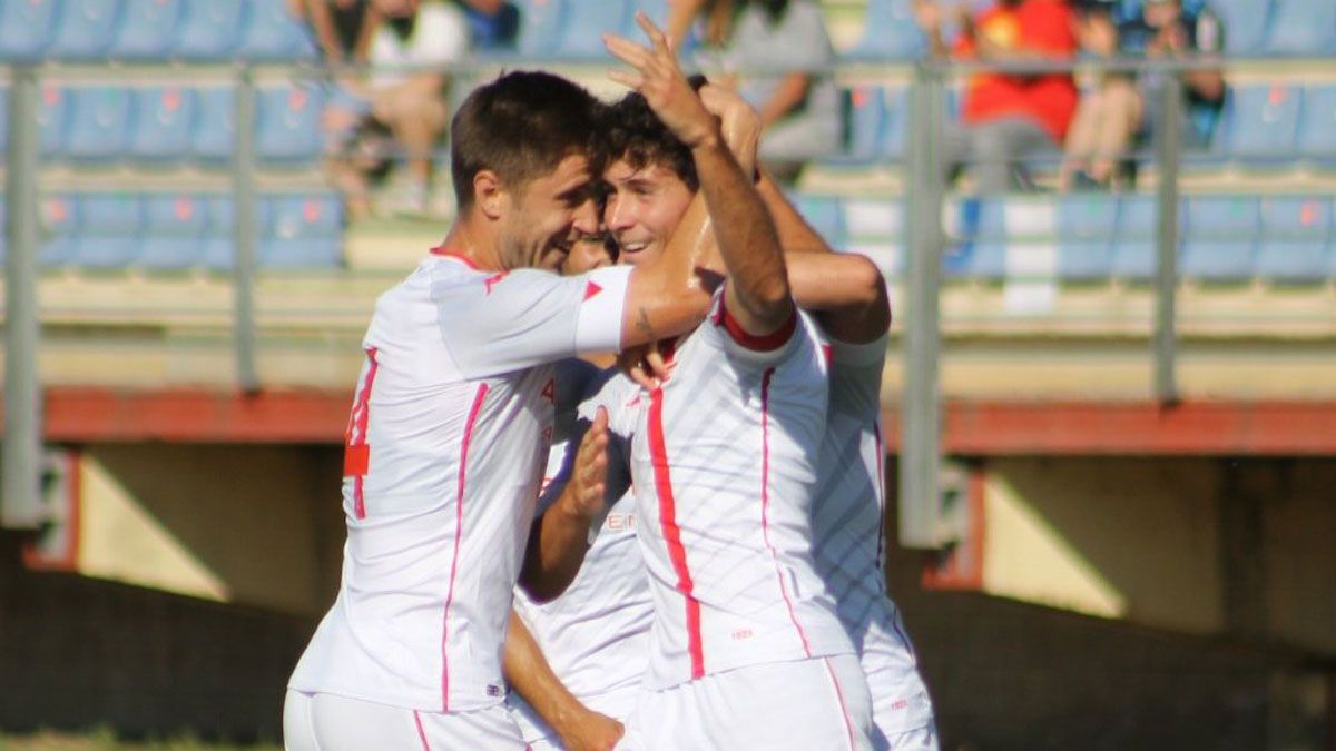 Aarón celebra un gol durante el primer amistoso. | CYD