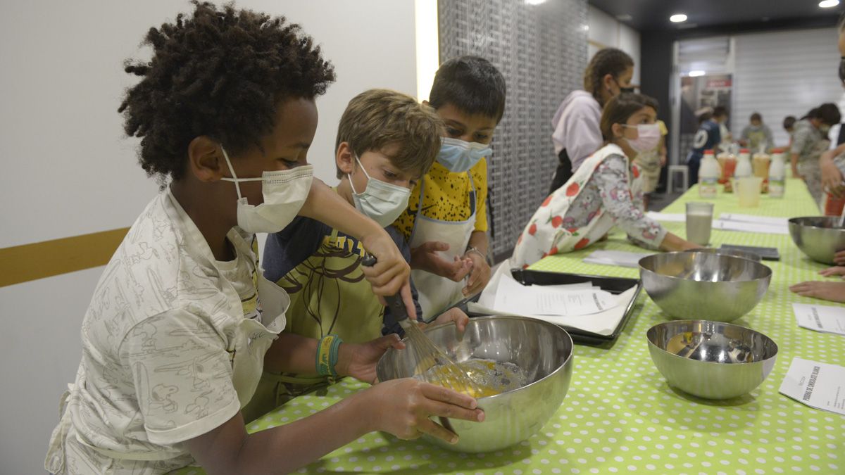 Los niños y niñas del campamento de cocina y multiaventura de La Vecilla, este martes en la escuela Dolcetriz. | MAURICIO PEÑA