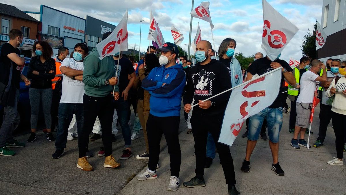 Trabajadores de LM manifestándose durante la negociación con la empresa.