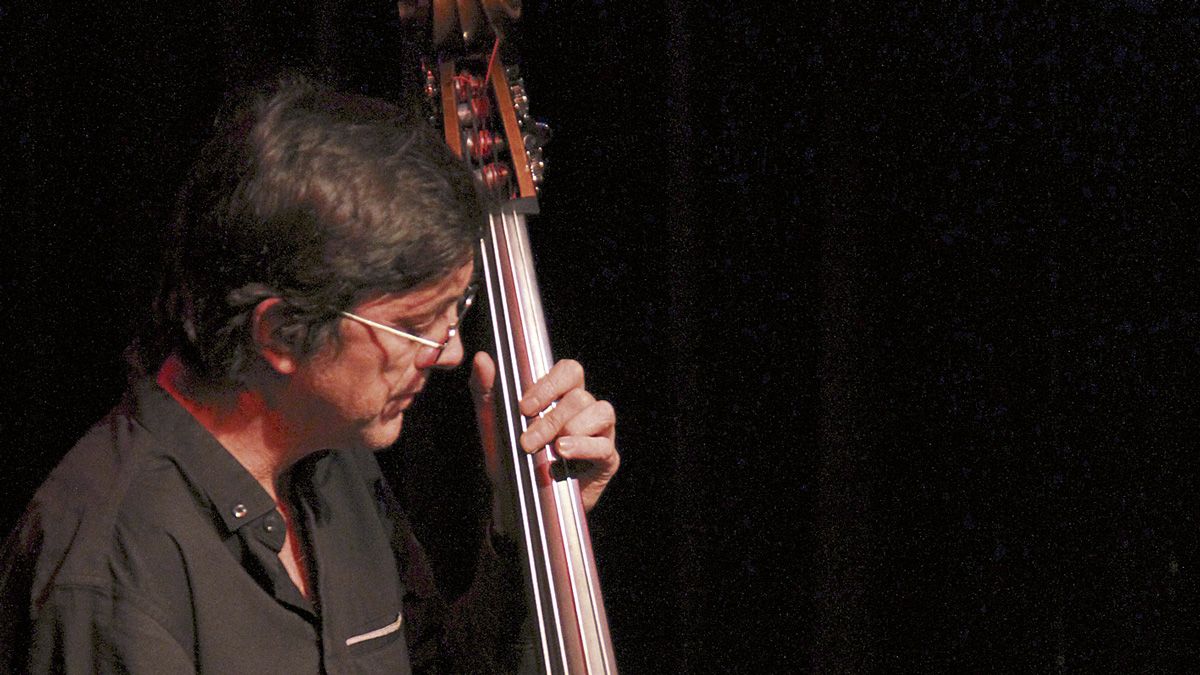 El contrabajista Javier Colina  actúa hoy en el festival de jazz. | JUAN LUIS GARCÍA