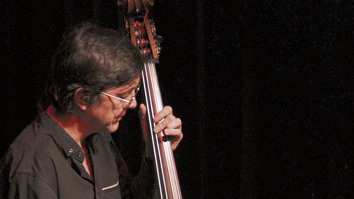 El contrabajista Javier Colina actúa hoy en el festival de jazz. | JUAN LUIS GARCÍA El contrabajista Javier Colina actúa hoy en el festival de jazz. | JUAN LUIS GARCÍA