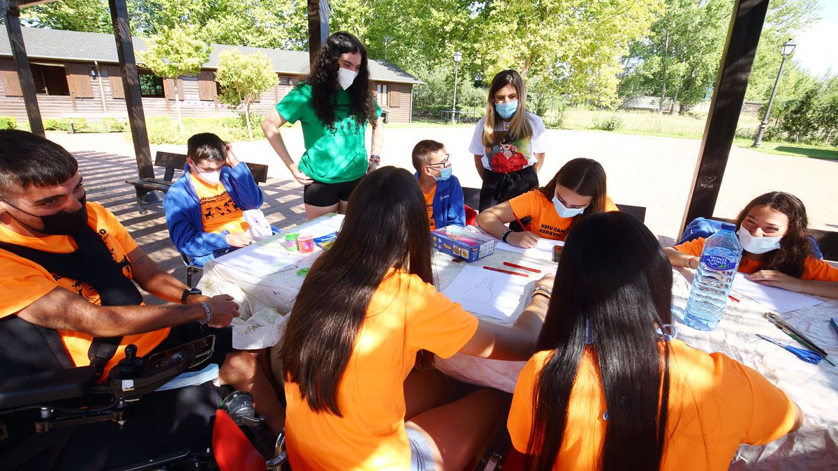 La directora general conoció las actividades que están desarrollando los participantes en el campamento. | ICAL