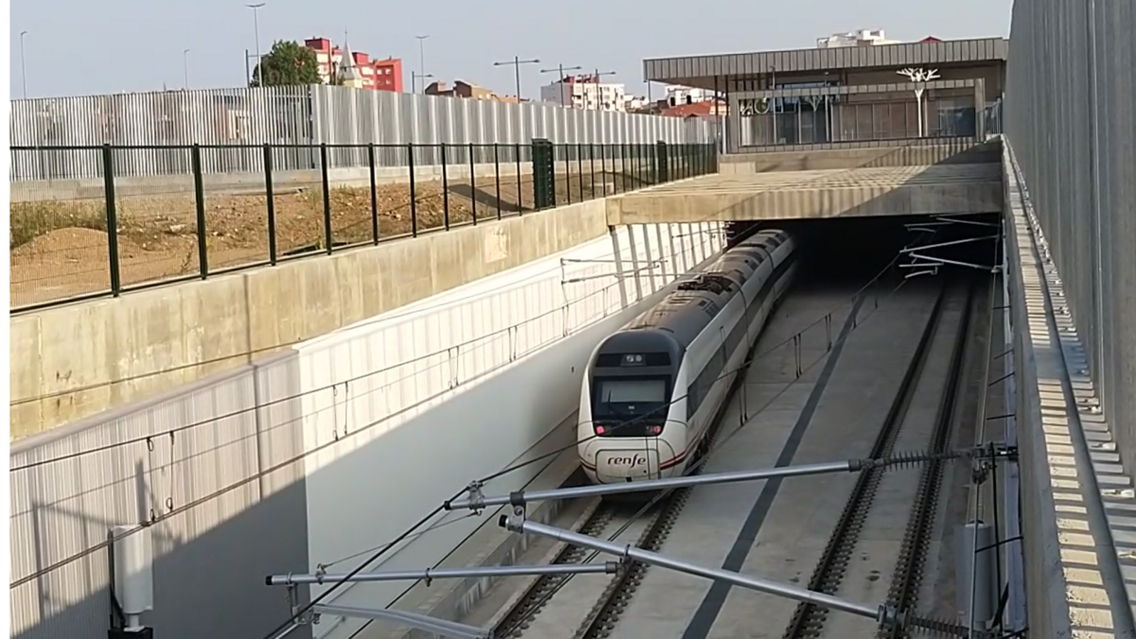 Un tren de la serie 121 deRenfe ha servido para los recorridos de fiabilidad del cajón ferroviario. | ADIF