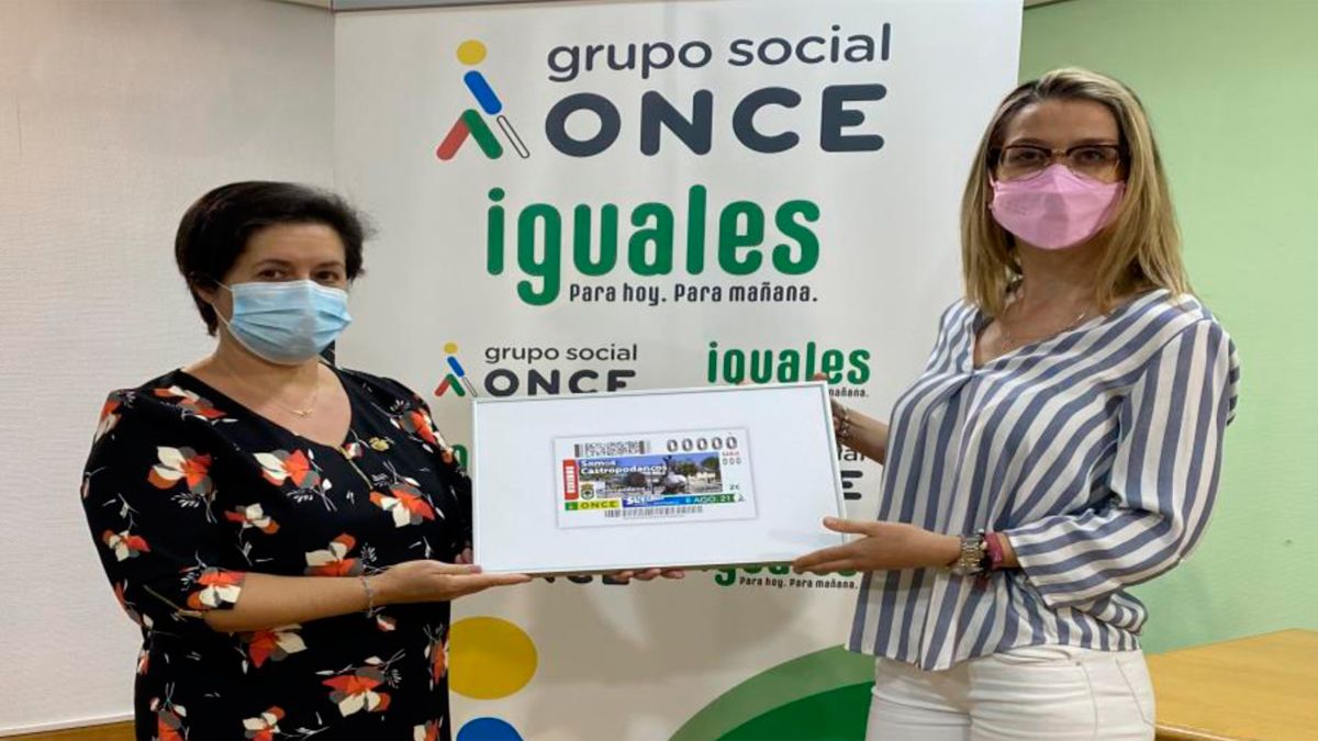 Presentación de los cupones con la alcaldesa de Castropodame, Josefa Álvarez y la directora de la Once, Alejandra Rodríguez.