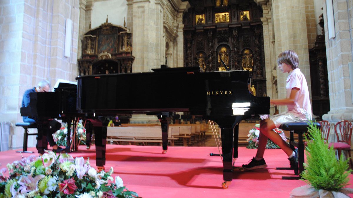 Un ensayo en Villafranca de Pedro Halffter y uno de sus hijos. | RAMÓN CELA