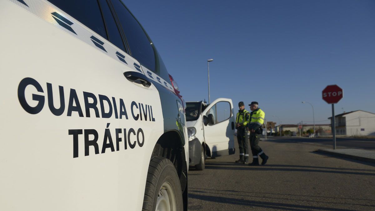 Control de la Guardia Civil de Tráfico en la localidad de Puente Villarente en una imagen de archivo. | MAURICIO PEÑA
