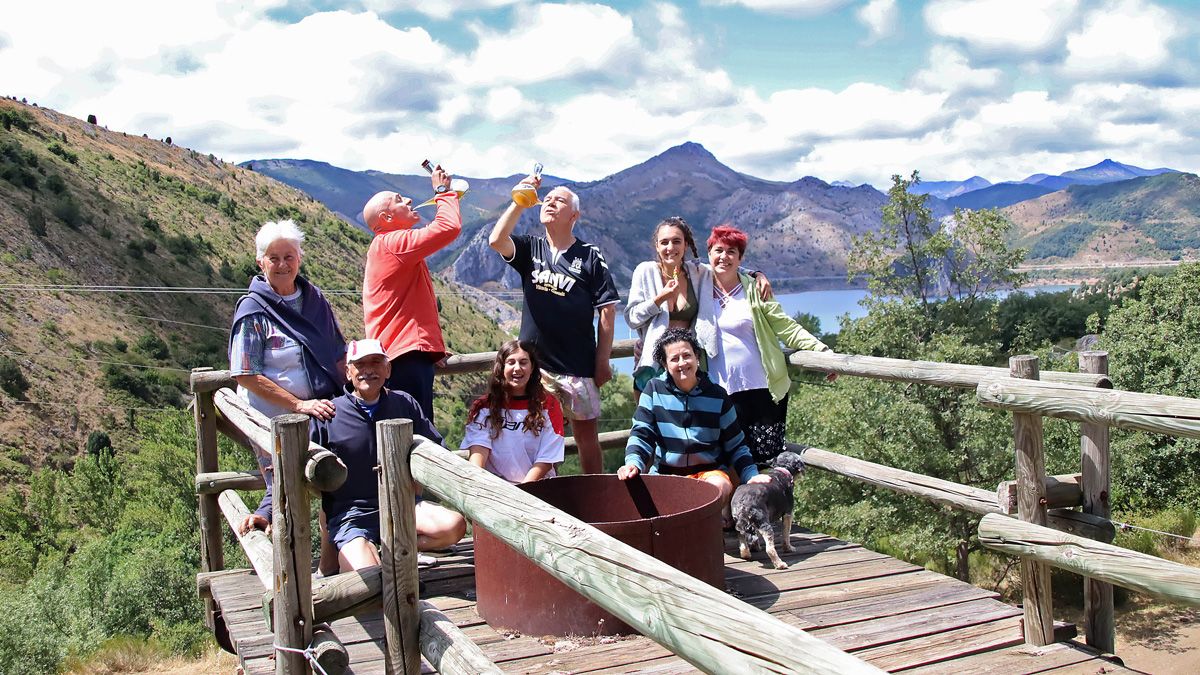 El Padre Goio con un grupo de los nuevos habitantes de las minas de en Miñera. | ICAL