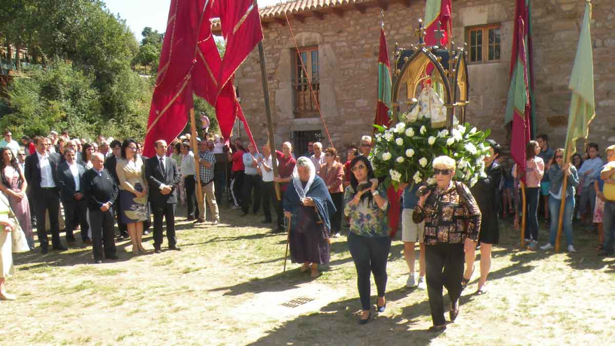 Un momento de la procesión con la imagen de la patrona. | E.N.