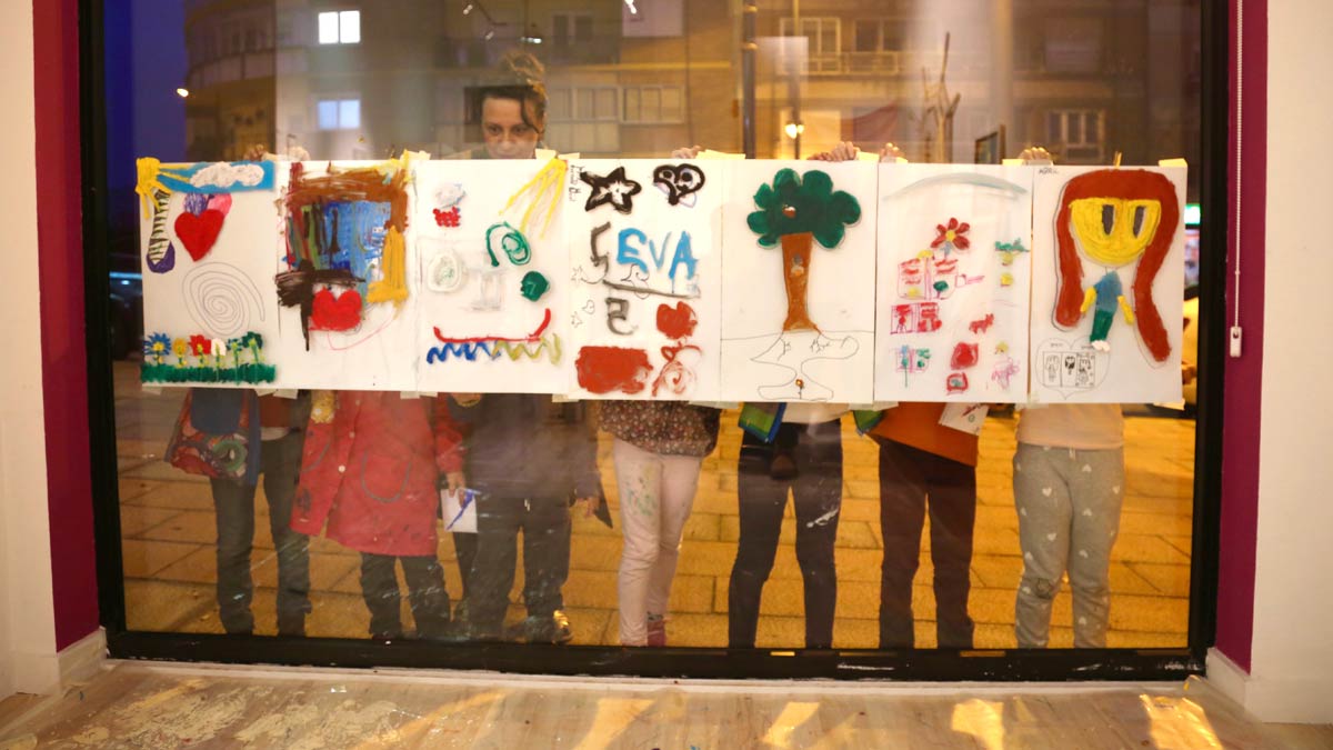 Talleres infantiles en la galería Dosmilvacas de Ponferrada.