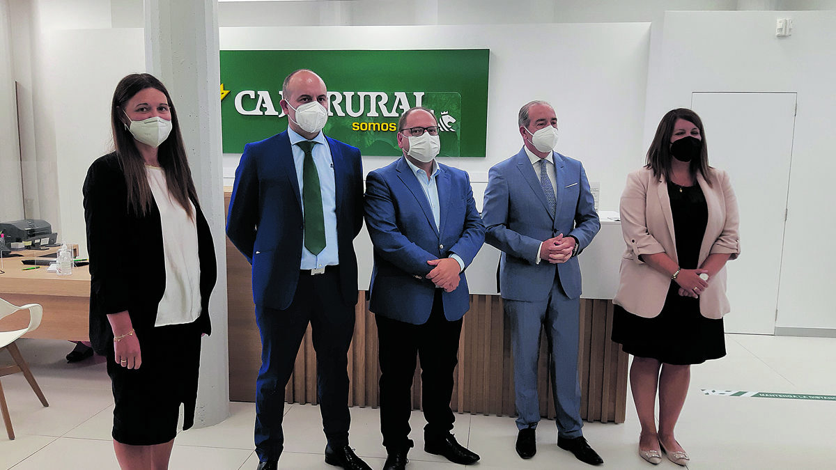 Inauguración de una nueva oficina de Caja Rural en La Bañeza. | L.N.C.