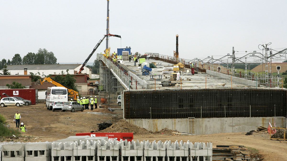 Obras para la construcción de un viaducto en Torneros del Bernesga con motivo de la llegada del AVE. | ICAL