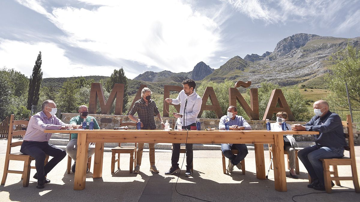 La plaza de Maraña fue el escenario en el que este lunes se reconoció a Jesús Calleja como un ‘marañón’ más. | SAÚL ARÉN