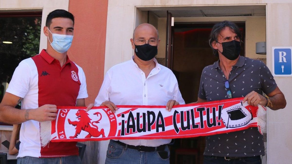 Sotres, durante su presentación en el restaurante La Alforja de Trobajo junto a Marco y Pozo. | MAURICIO PEÑA