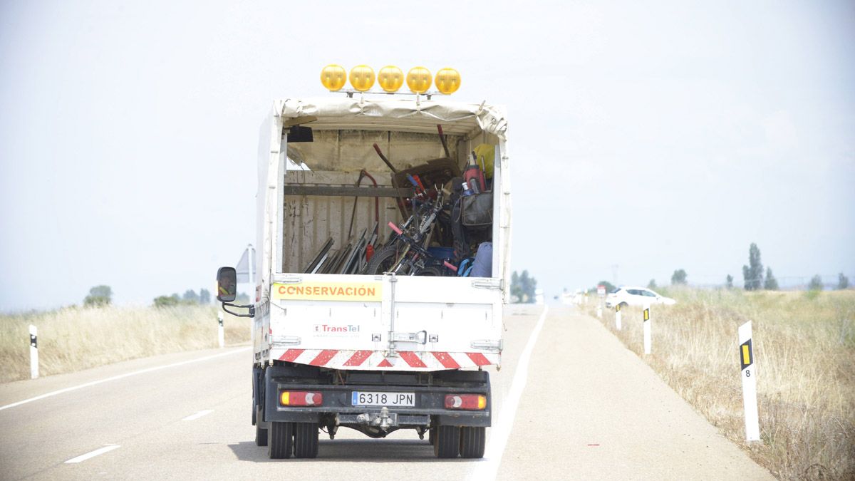 Un camión transporta las bicicletas implicadas en un accidente. | MAURICIO PEÑA