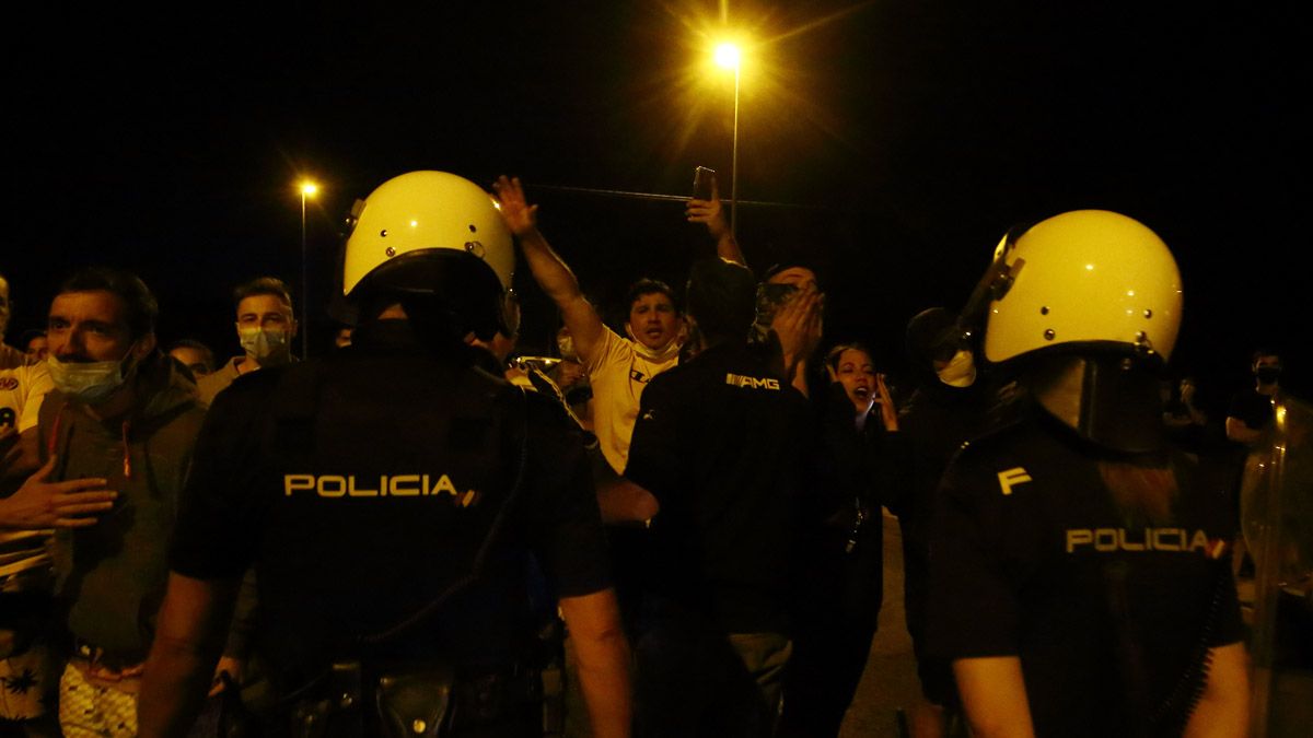 La Policía tuvo que intervenir en una noche en la que hubo cargas y quema de contenedores. | CÉSAR SÁNCHEZ (ICAL)