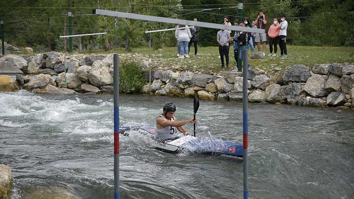 Fidalgo desciende en el canal de Sabero. | MAURICIO PEÑA Fidalgo desciende en el canal de Sabero. | MAURICIO PEÑA