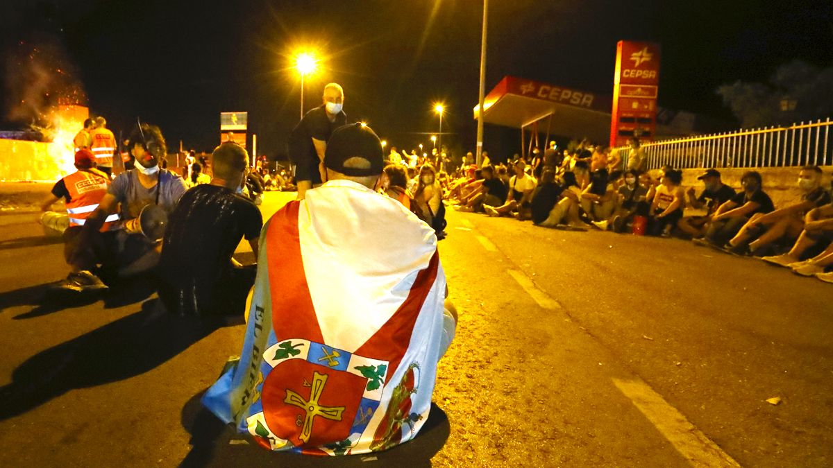 Imagen de la sentada protagonizada por trabajadores de LM en la noche del martes. | Ical