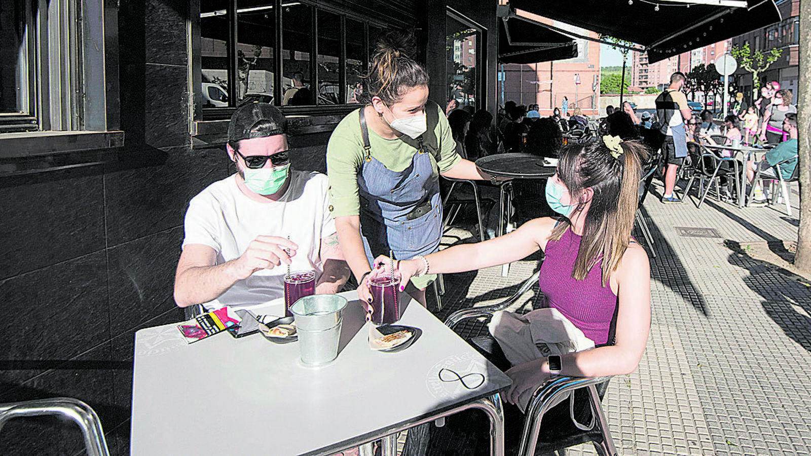 El sector servicios copa la mayoría de los contratos que los jóvenes firman en la provincia de León. | SAÚL ARÉN