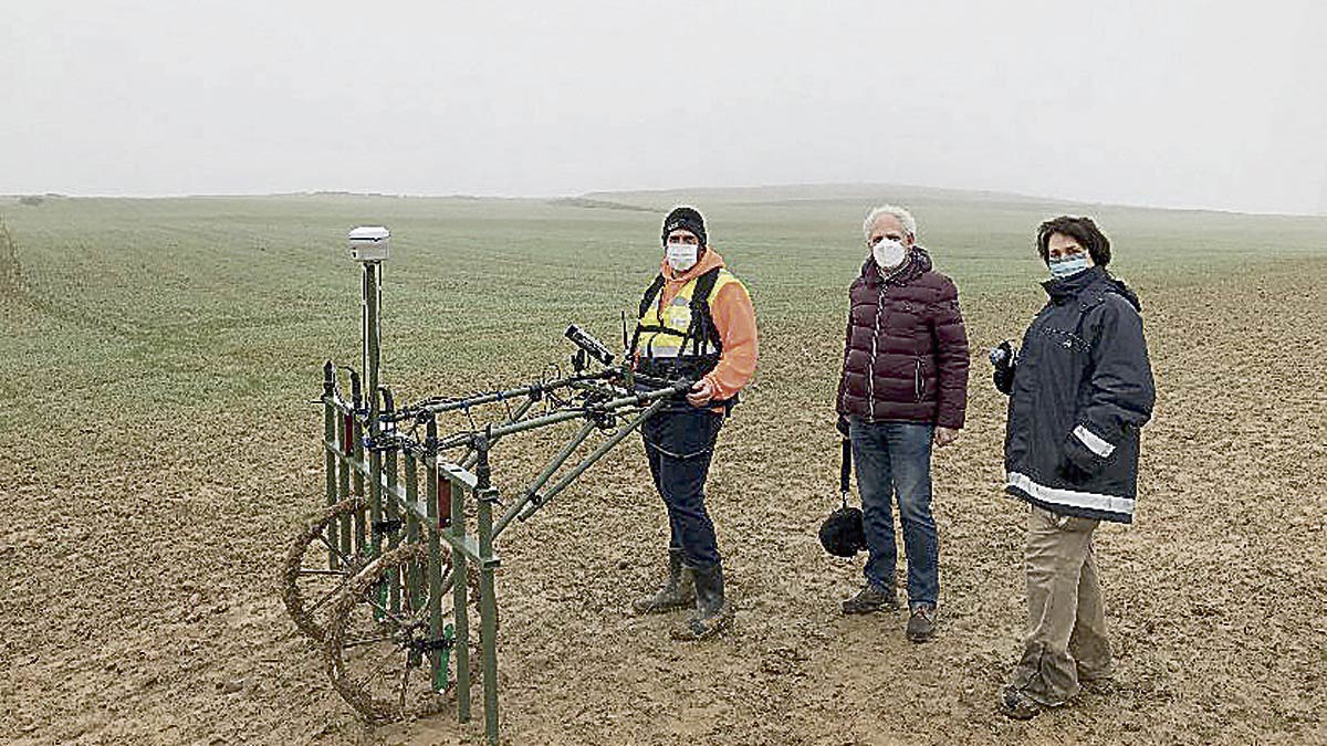 Equipo de arqueólogos con un georradar trabajando en una de las zonas menos conocidas del yacimiento. | ICAL