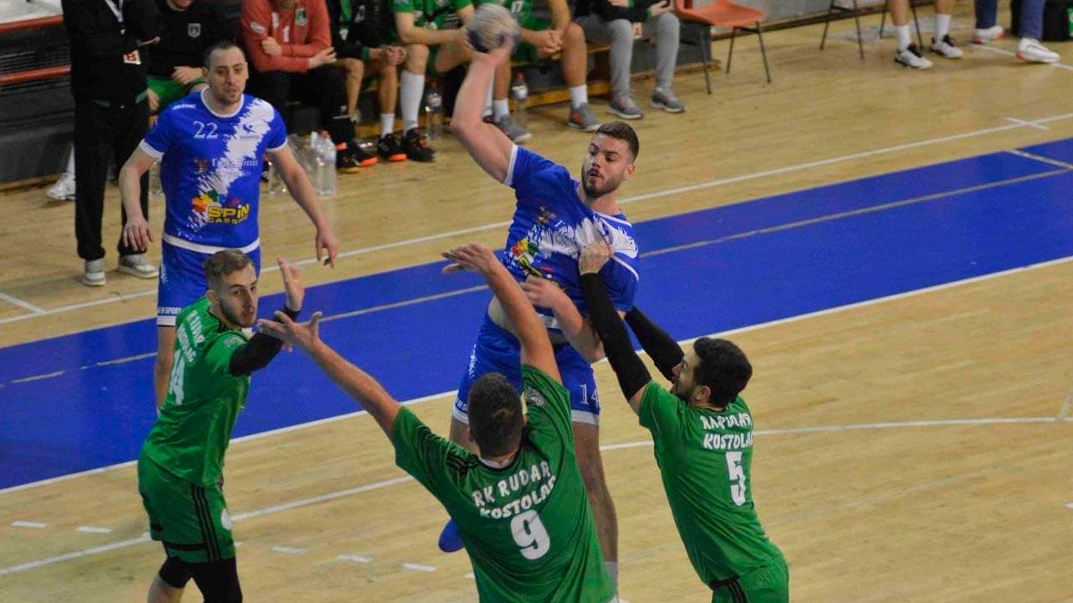 Marko realiza un lanzamiento durante un partido en Serbia. | ZELEZNICAR