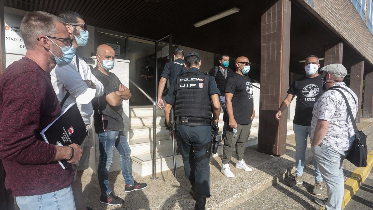 Representantes de empresa y comité se reunieron en dependencias de la Junta en León, bajo un importante blindaje policial de las instalaciones. :: ical