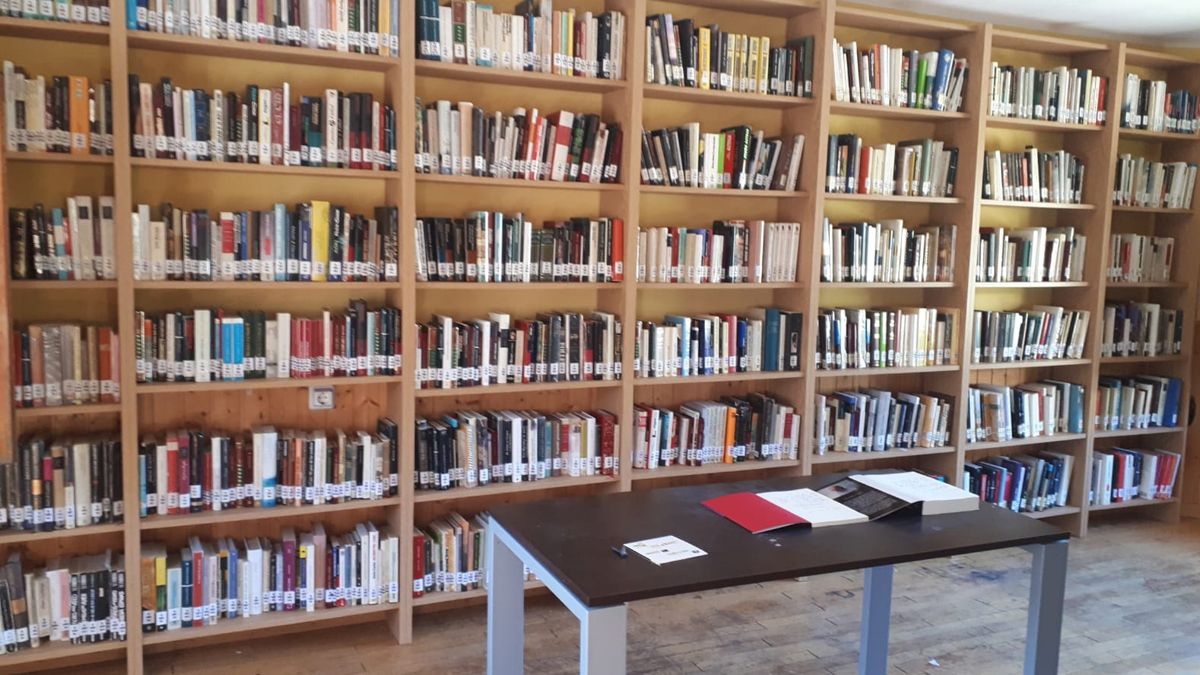 Imagen del interior de la Biblioteca. Imagen del interior de la Biblioteca.