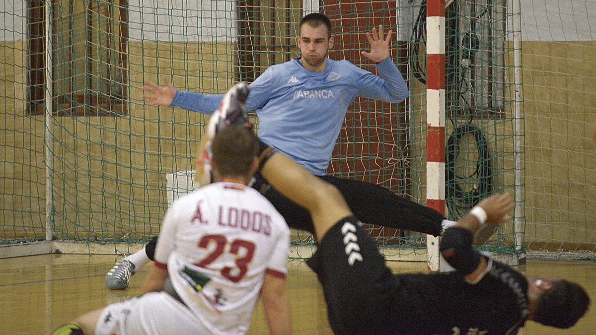 Panos intenta detener un balón en el primer test en La Bañeza. | MAURICIO PEÑA