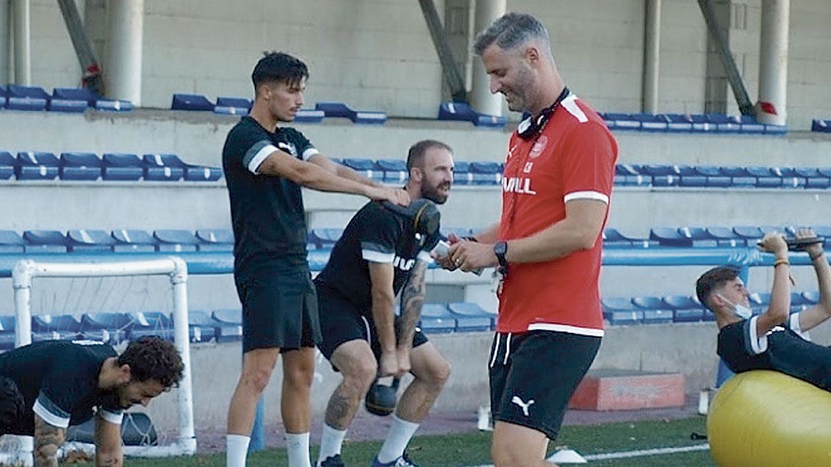 Dirigiendo un entrenamiento del Tres Cantos, equipo que cogió al año pasado y con el que logró el ascenso. | TRES CANTOS