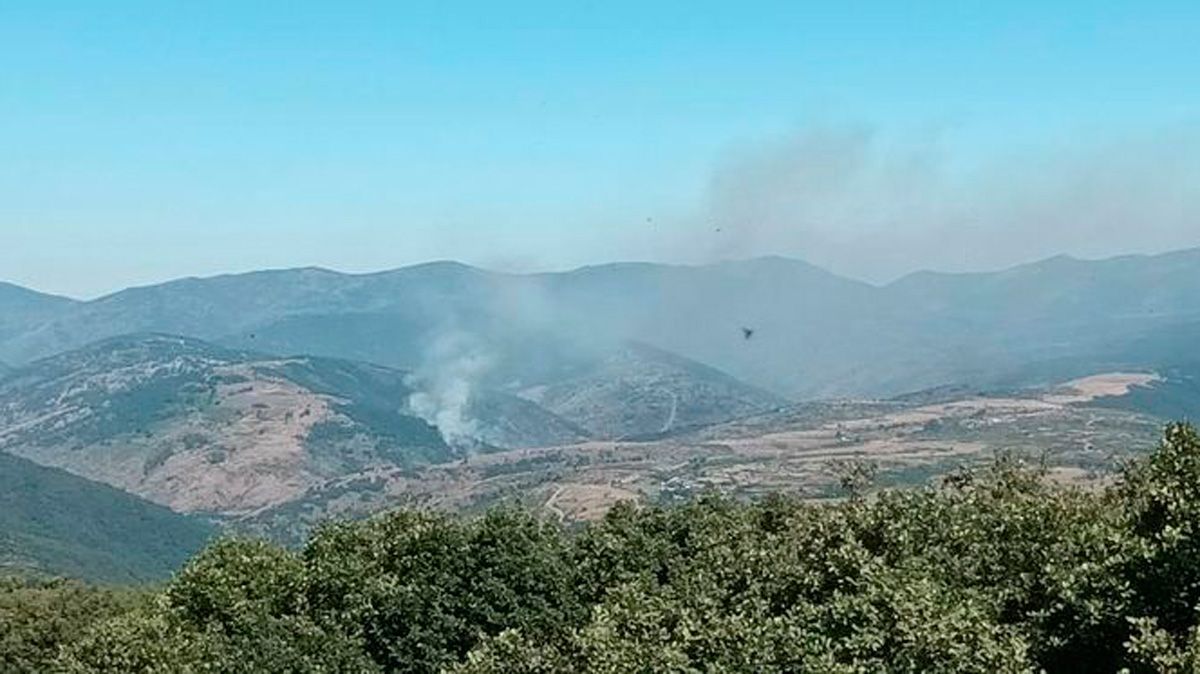 Imagen del fuego en Omañón. | @INFOCYL