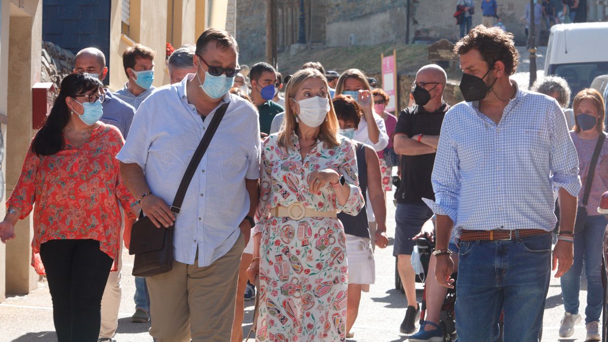 Ana Pastor junto a José Manuel Pereira, alcalde de Villafranca, (izquierda), y Javier Santiago, presidente del PP en León (derecha). | ICAL