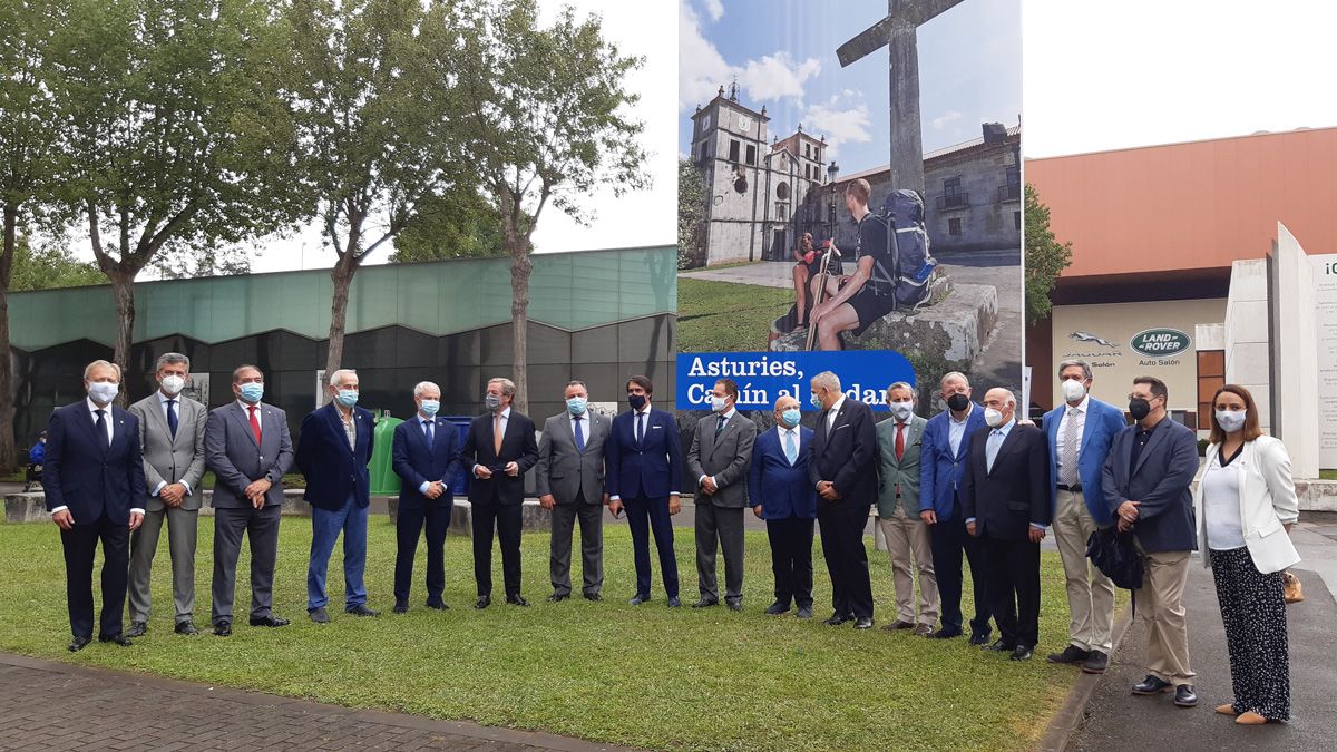 Foto de Familia de las autoridades presentes en la celebración del Día de León en la Feria Internacional de Muestras de Asturias. | L.N.C. Foto de Familia de las autoridades presentes en la celebración del Día de León en la Feria Internacional de Muestras de Asturias. | L.N.C.