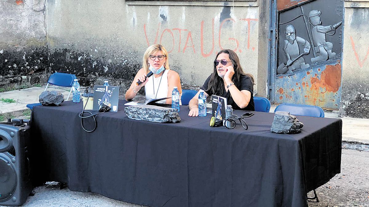 Imagen de la presentación del libro, con Lolo y la alcaldes de Fabero.