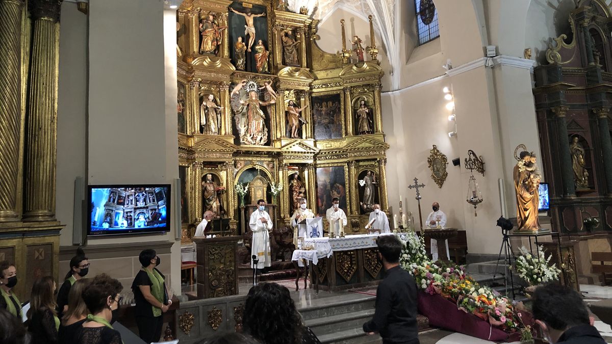 Momento de la eucaristía en honor de la patrona de los bañezanos. | ABAJO