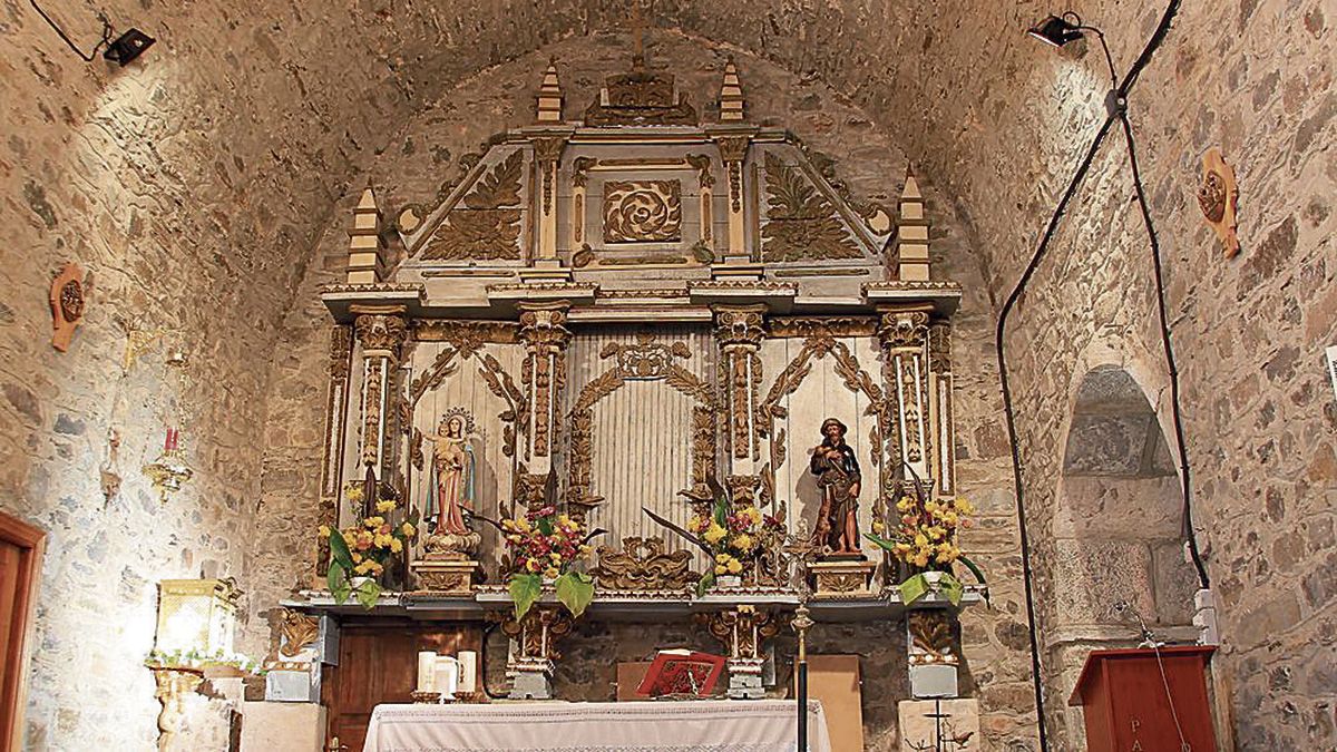 El retablo de la iglesia de San Roque de Palacios del Sil que va a ser restaurado con lo que se obtenga en el concierto de este lunes, con "la voluntad". | JULIO ÁLVAREZ RUBIO