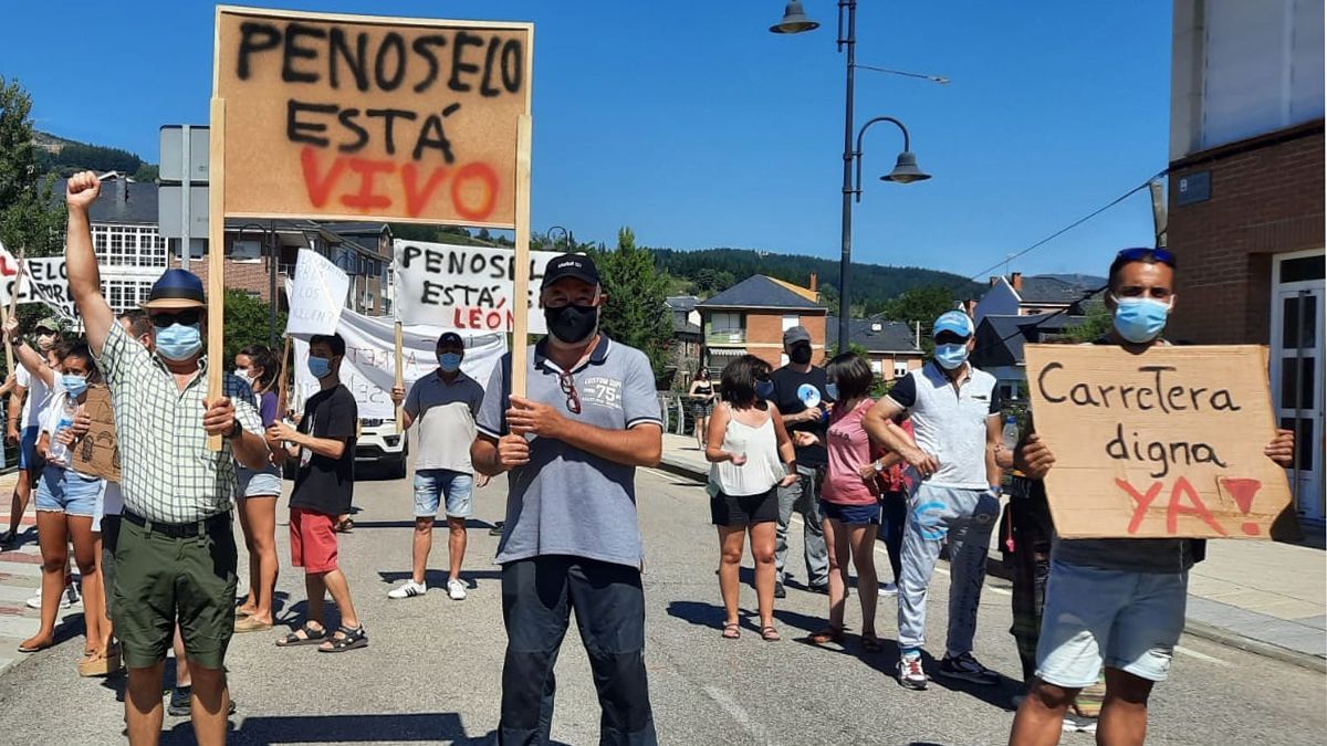 Vecinos de Burbia y Penoselo, en la manifestación del pasado fin de semana en Vega de Espinareda. | L.N.C.