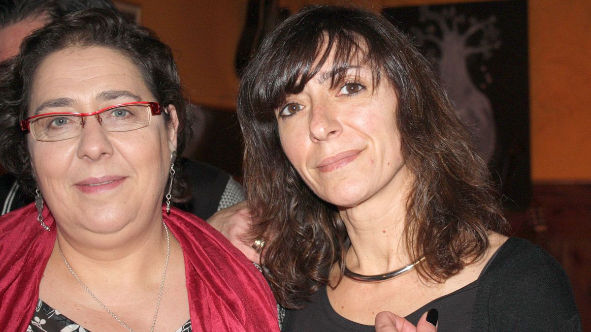 La escritora Mercedes G. Rojo y la ilustradora Eva del Riego con el gato en Castrillo de los Polvazares.