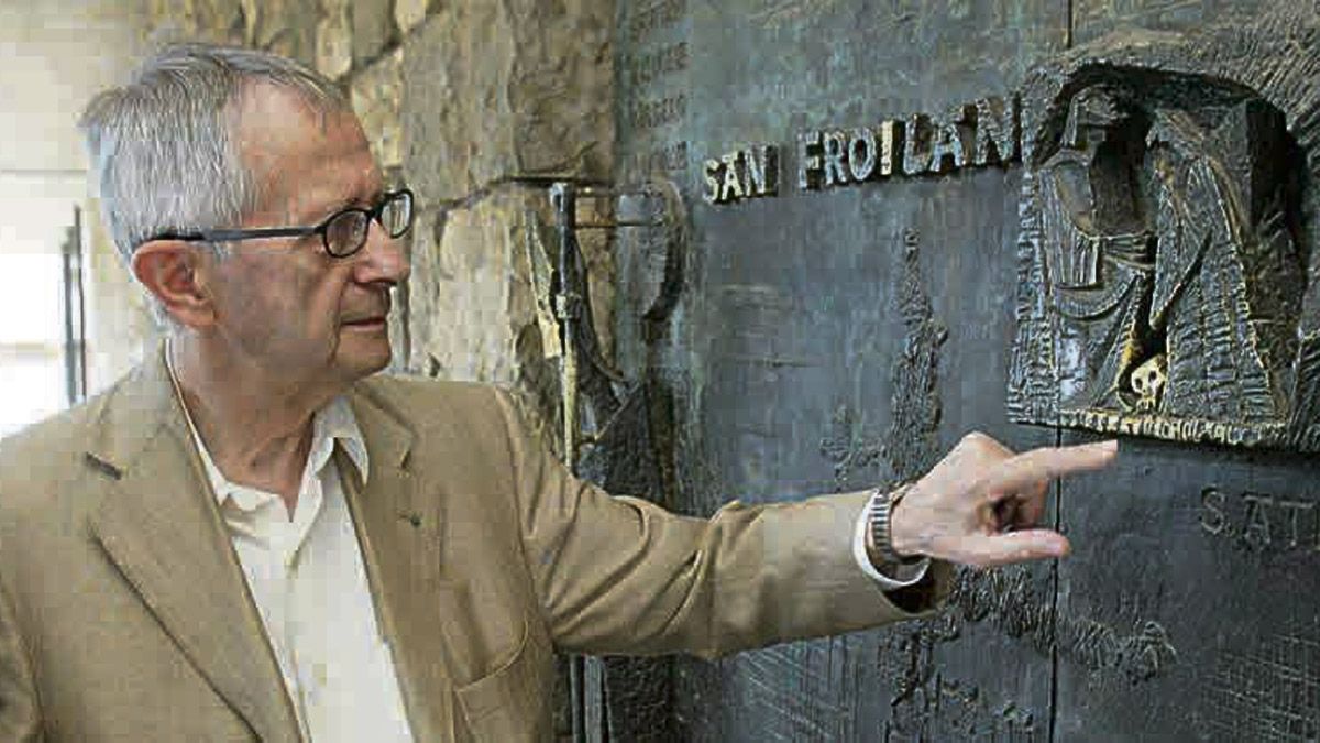 Josep María Subirachs (ante la puerta de San Froilán).
