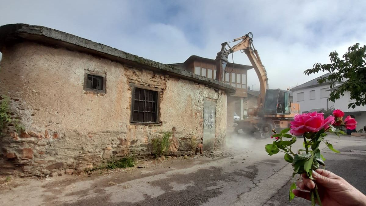 En imagen cedida por Alicia Pérez, la vieja escuela, un edificio ya muy deteriorado, fue derribada en los pasados días.