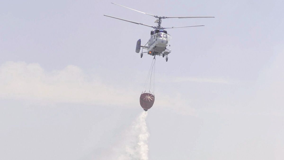 Imagen de archivo de un helicóptero contra incendios. | DANIEL MARTÍN