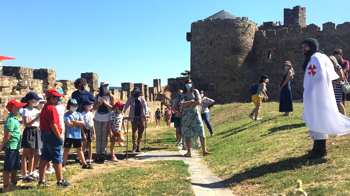 Turistas en el castillo de Ponferrada durante una visita teatralizada.