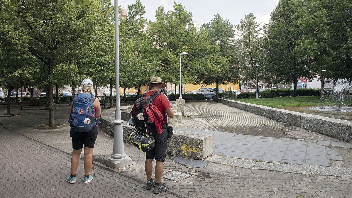 Dos peregrinos hacen un alto en el Camino en el Jardín de Santa Ana metros antes de acceder al Casco Histórico de León. | MAURICIO PEÑA