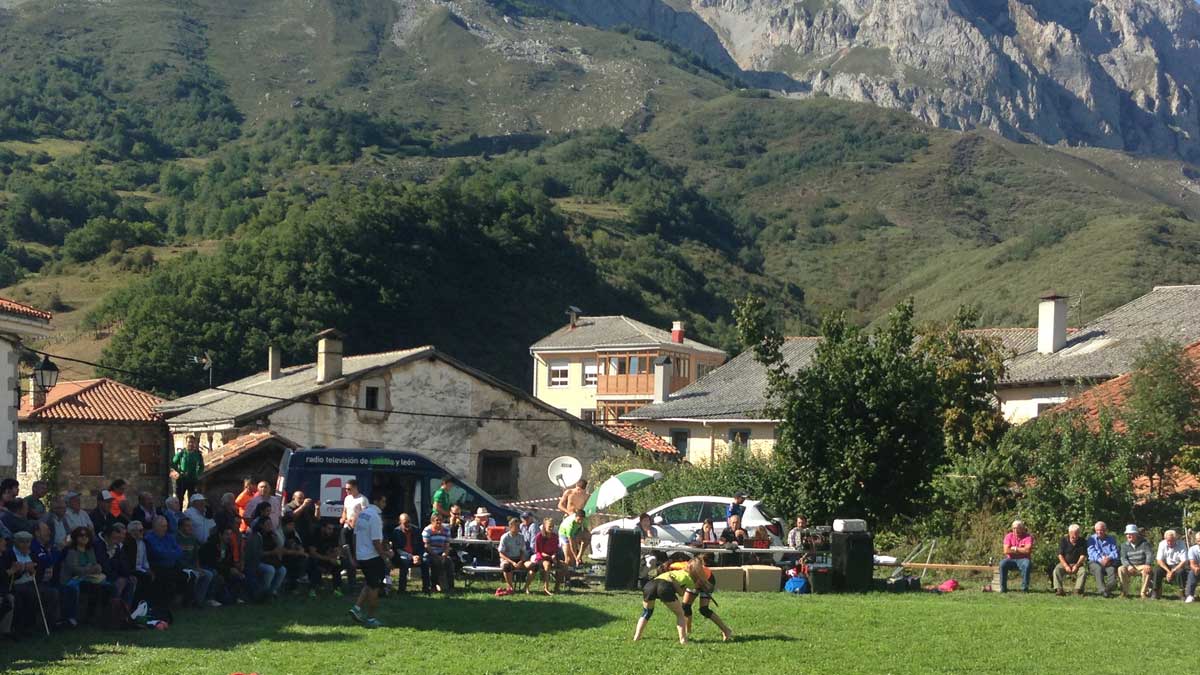 Imagen del corro de Posada de Valdeón. | FULGENCIO FERNÁNDEZ