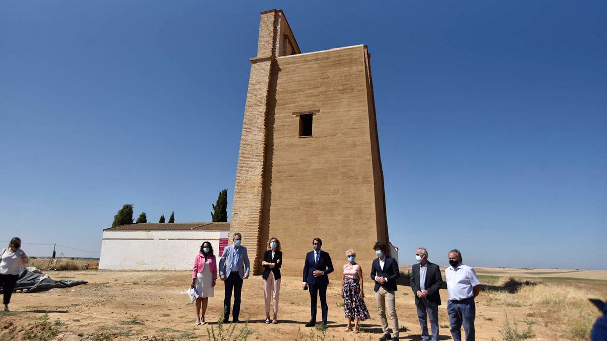 Visita de las autoridades este miércoles a la torre-cementerio de Castilfalé. | SAÚL ARÉN