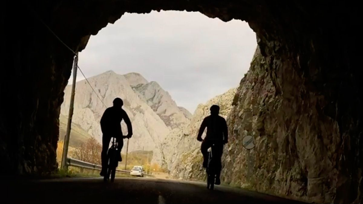 El territorio de Cuatro Valles nos ofrece una amplia variedad de rutas en bicicleta como en la imagen, dentro de la MTB Moon en Sena de Luna. | MTB MOON