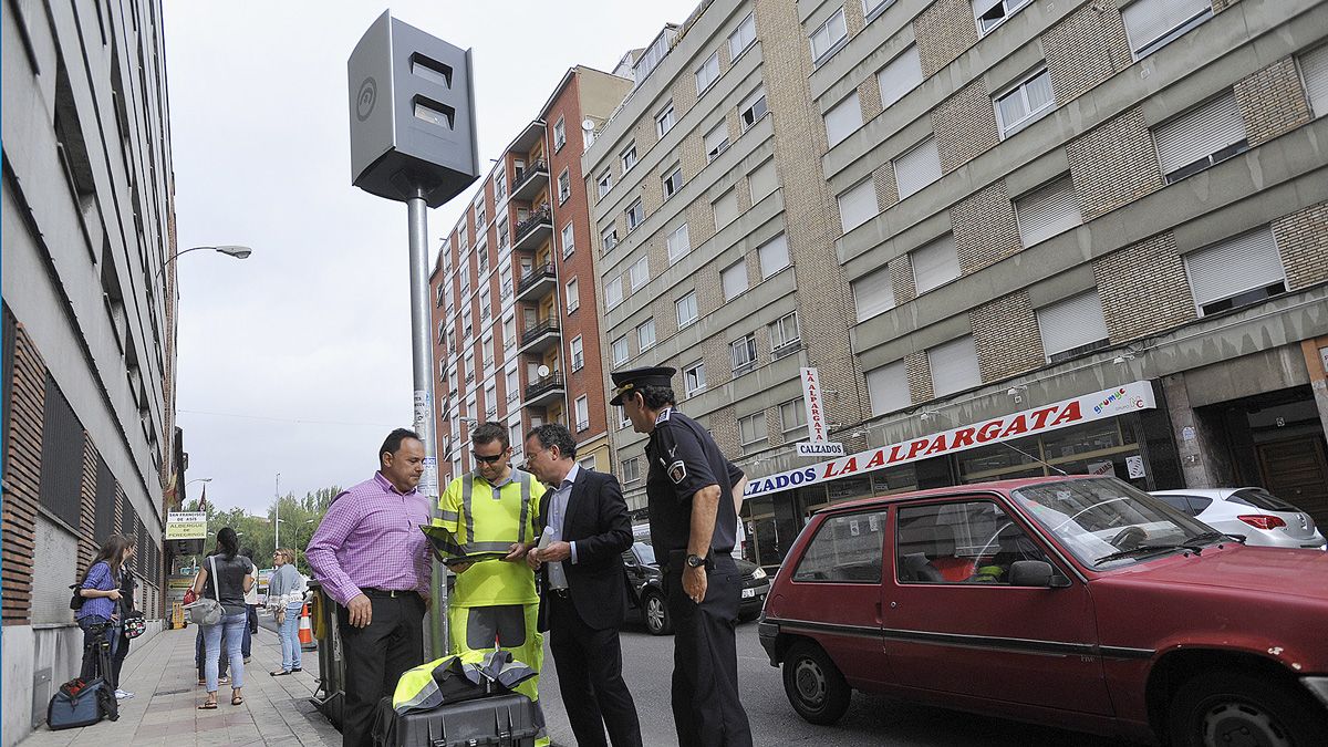 Fernando Salguero y Martín Muñoz controlaron la instalación del radar en su nueva ubicación el pasado lunes. | DANIEL MARTÍN