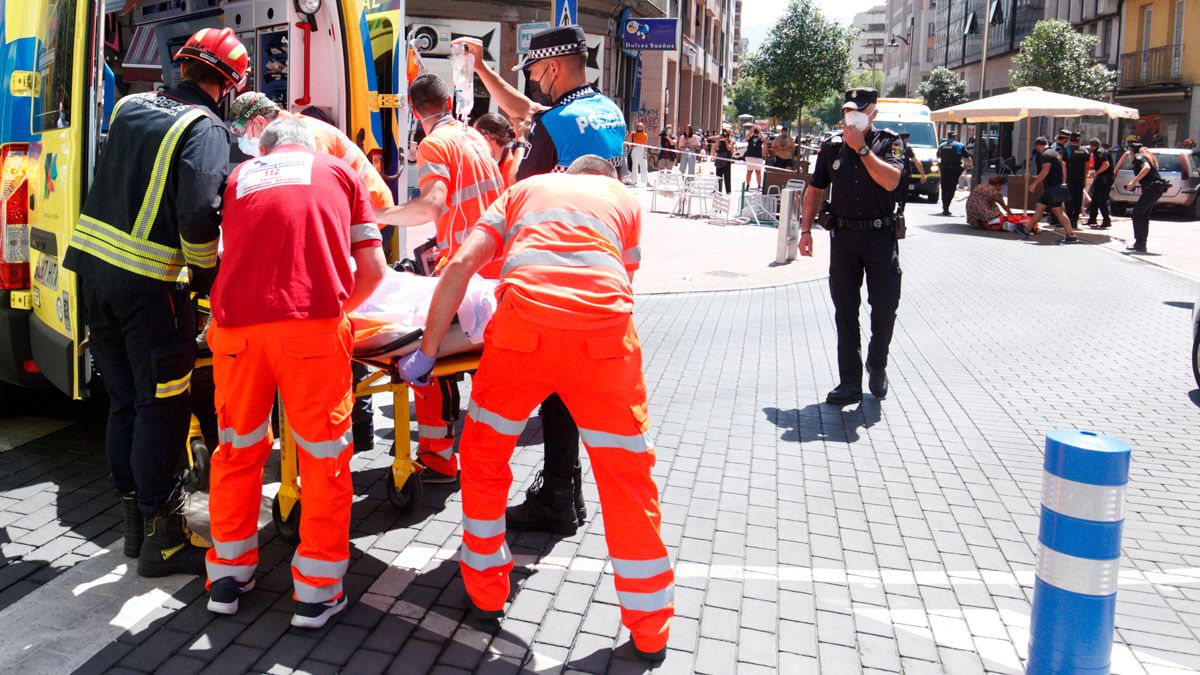Personal sanitario trasladando a los heridos en ambulancias. | Ical