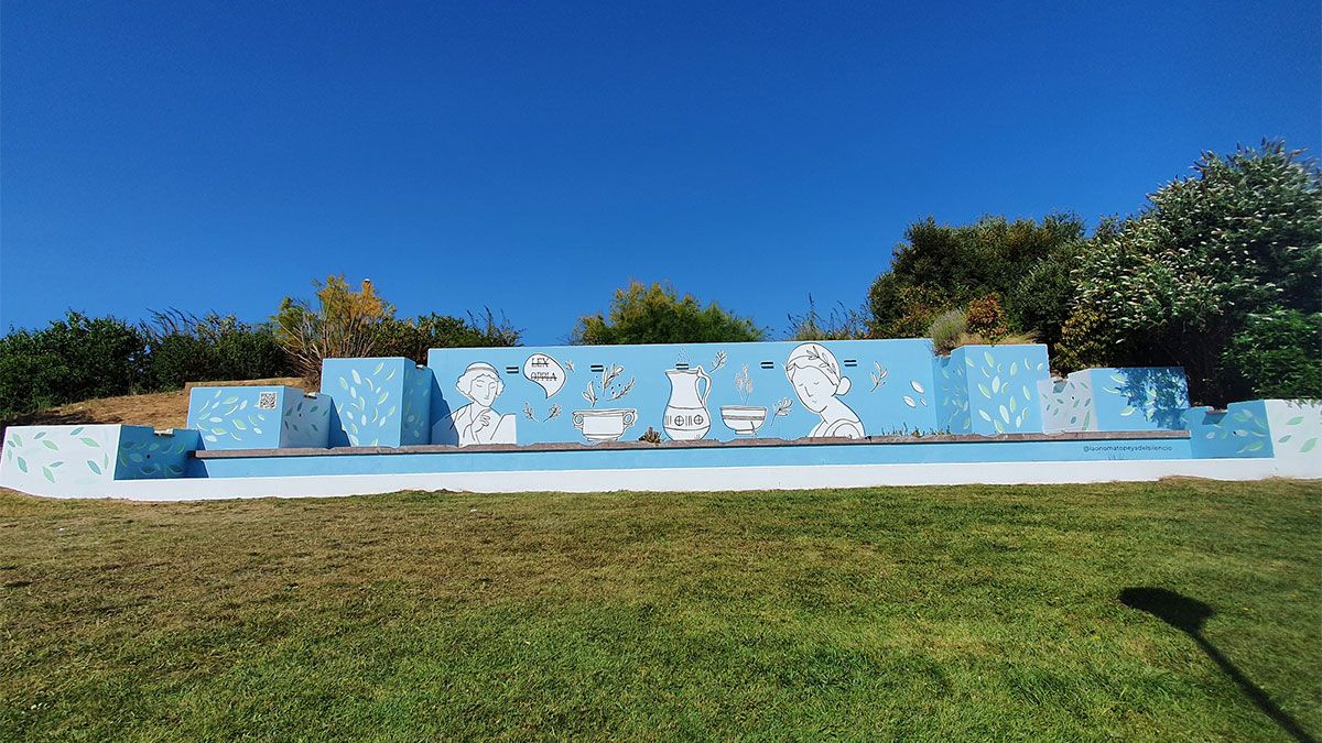 El mural cuenta con un código QR que enlaza a una valoración de la mujer en Roma. | L.N.C. El mural cuenta con un código QR que enlaza a una valoración de la mujer en Roma. | L.N.C.
