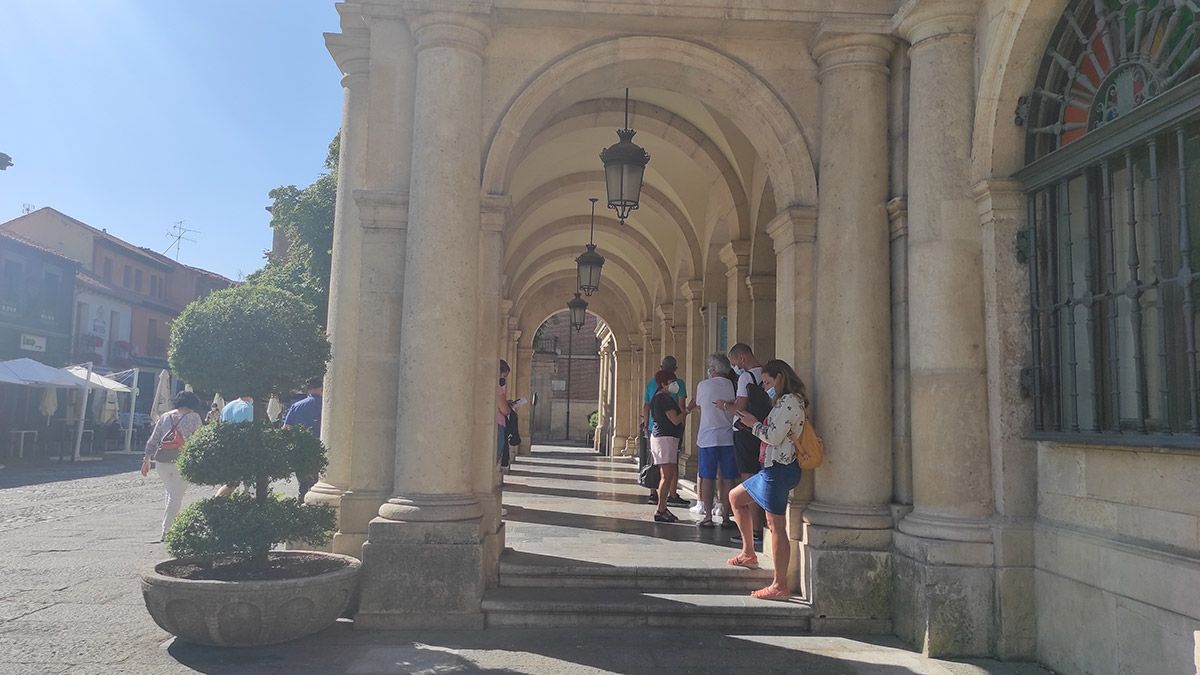 Colas de espera para la atención del departamento de sanciones en el  Ayuntamiento de León. | L.N.C.