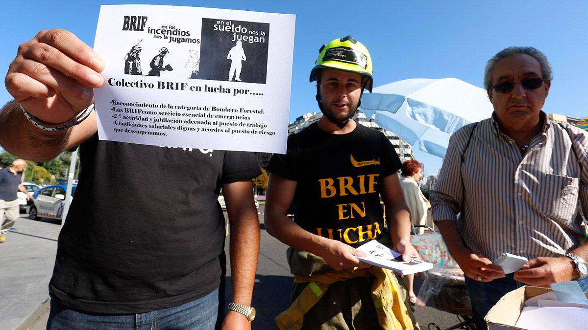 Representantes de las Brif en el rastro dominical de León. | ICAL