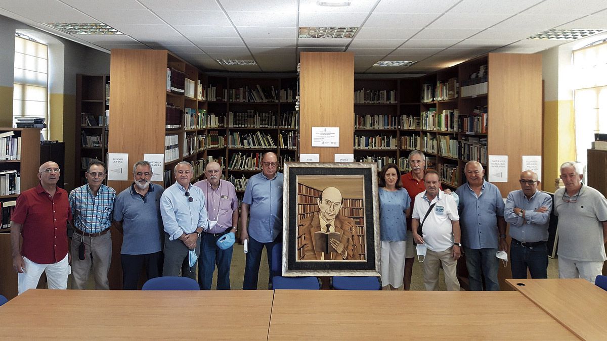 Los ex alumnos de Bernardino M. Hernando con el cuadro que entregaron en «su» biblioteca y los representantes del ayuntamiento. | MARÍA J. ROBELO